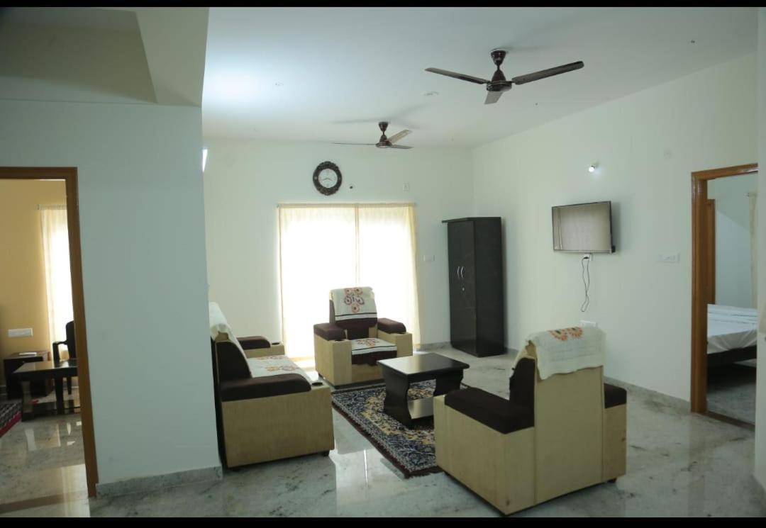 S V Home Stay Tirupati Kültér fotó